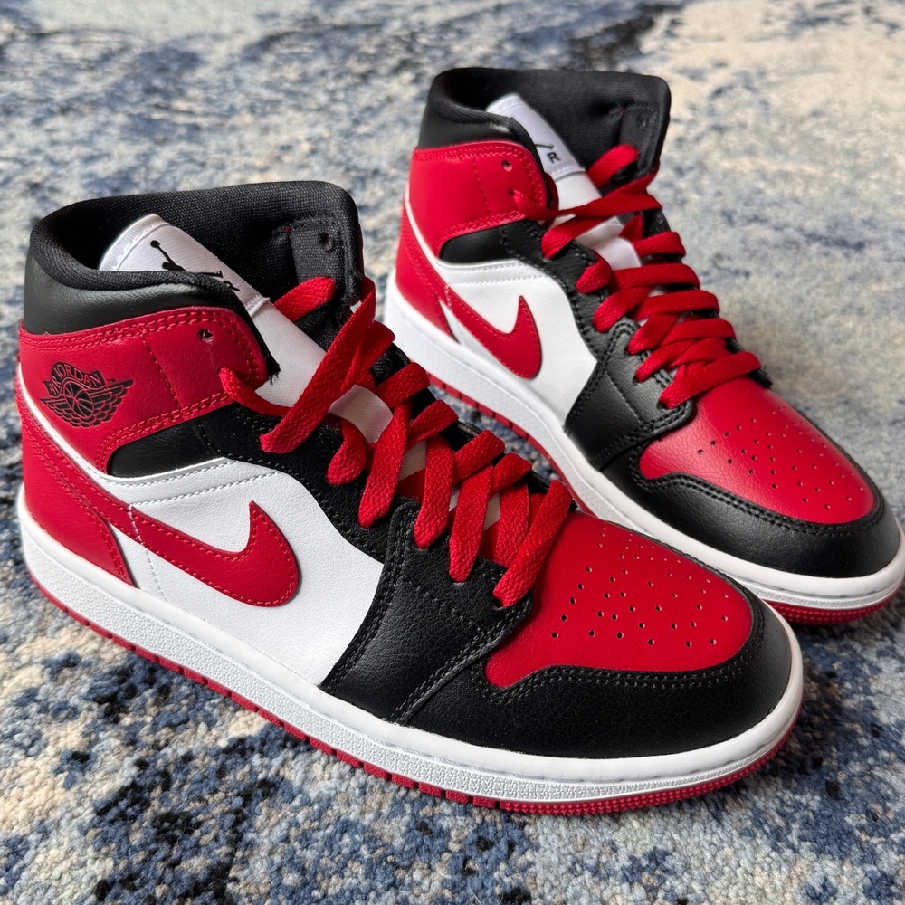 Nike Air Jordan 1 Mid ‘Alternate Bred Toe’ - size 6 black/red/white